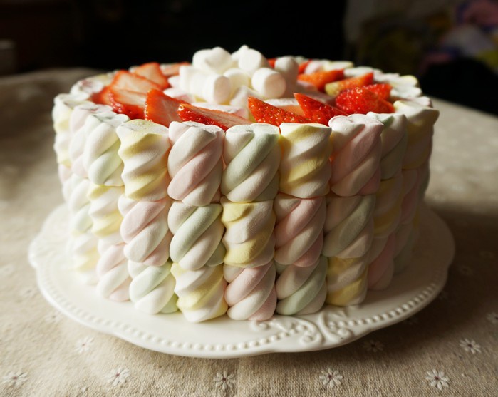草莓棉花糖生日蛋糕