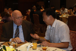 唐舒爾茨（左）與王成瑩（右）交流中