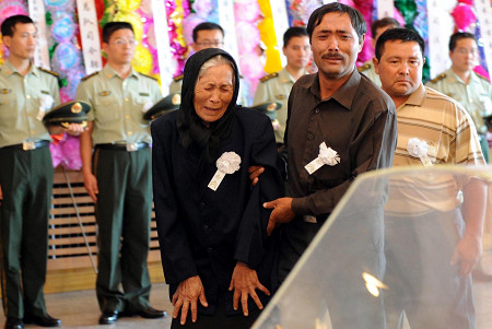 94歲維吾爾族老人前來送別萬金剛烈士