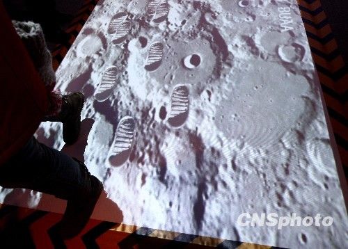 “虛擬太空港”:模擬月球表面引觀眾留腳印
