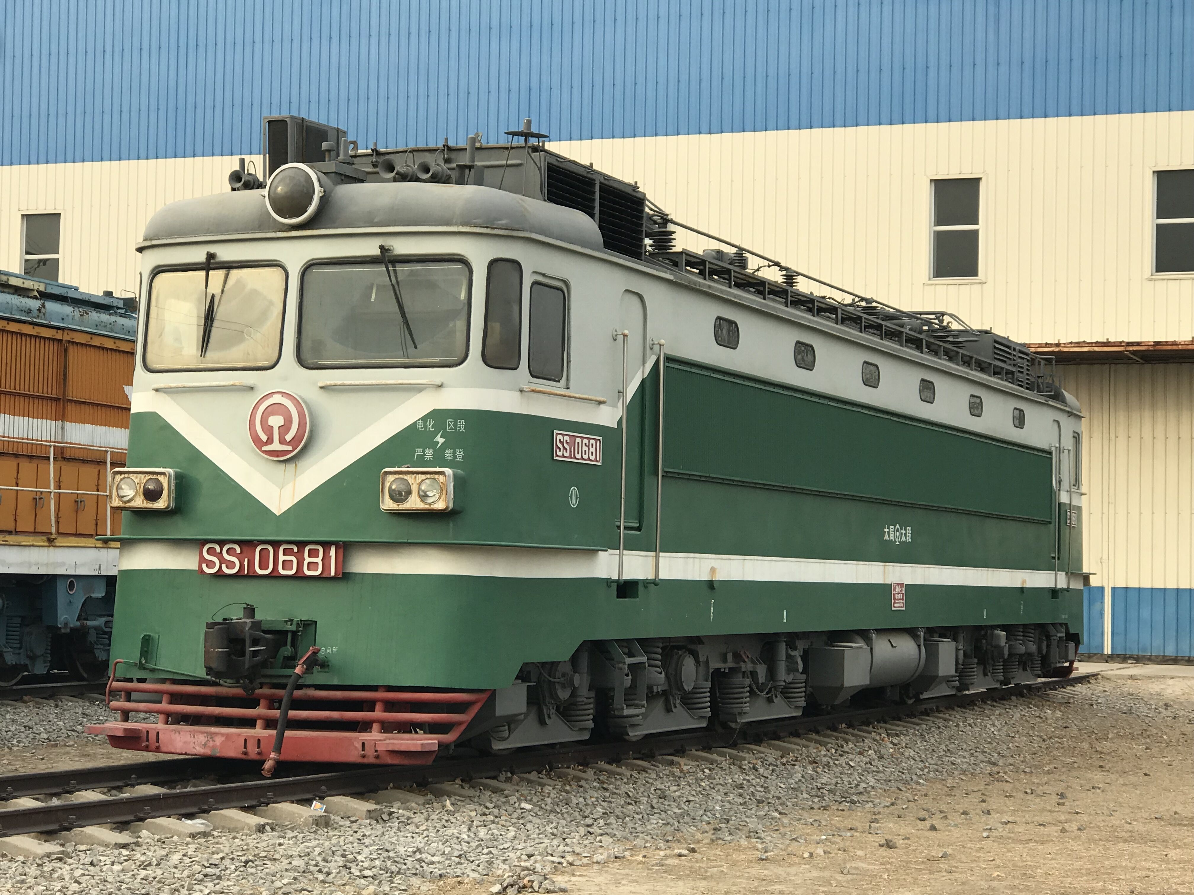 保存在中國鐵道博物館的韶山1型681號機車