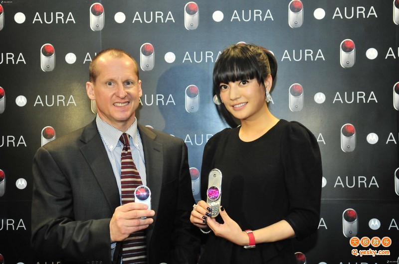 Moto全球總裁和趙薇展示AURA手機