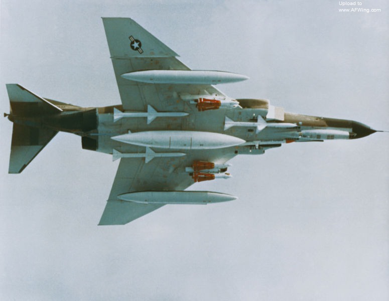AIM-4“獵鷹”飛彈在 F-4 上的雙聯掛載方式