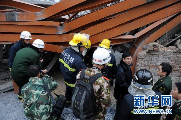 鄭州消防人員在事故現場救援