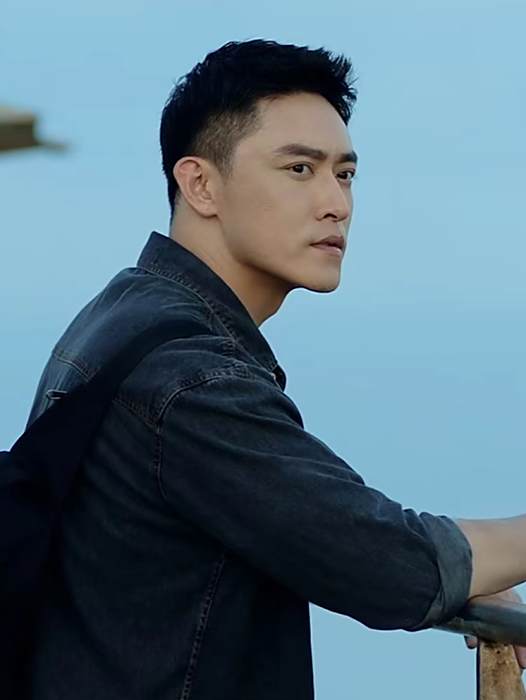秦宇(《深海蛇難》中的角色,由趙毅新飾演) 秦宇(《深海蛇難》中的角色,由趙毅新飾演)