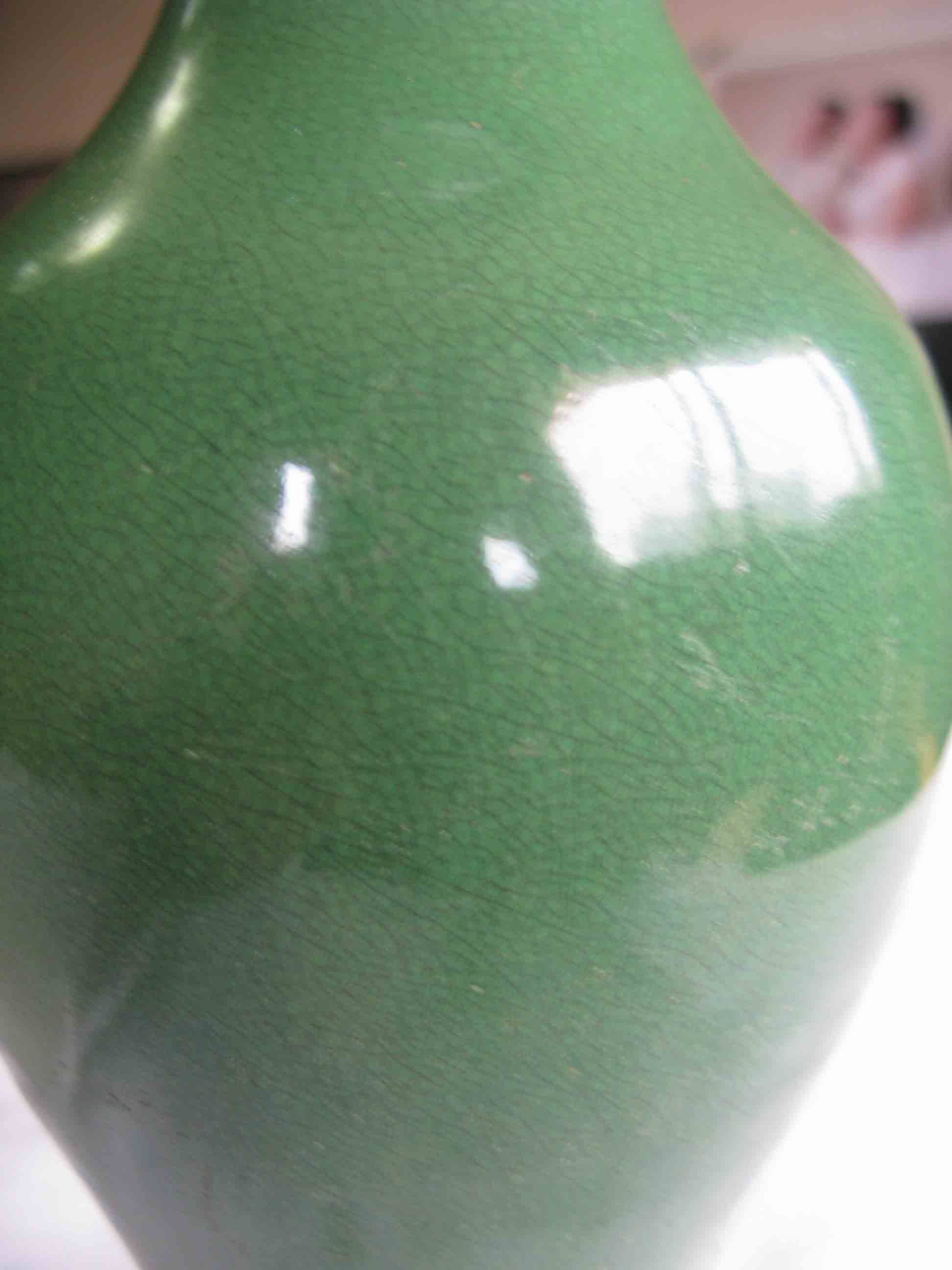 鸚哥綠釉瓷器