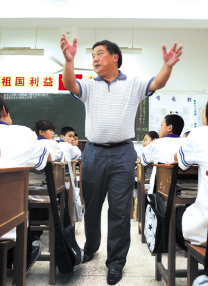 葉志平在福建晉江安海中學講解緊急疏散