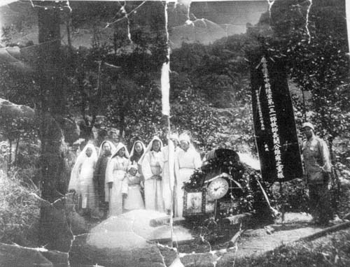 1945年，闞維雍遺屬於墓前合影