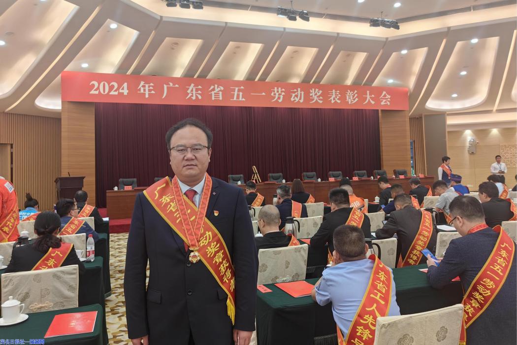 劉同斌(中鐵七局集團鄭州工程有限公司廣湛鐵路站前八標項目總工) 劉同斌(中鐵七局集團鄭州工程有限公司廣湛鐵路站前八標項目總工)