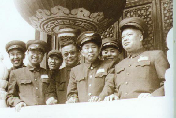 黃永勝(左1)