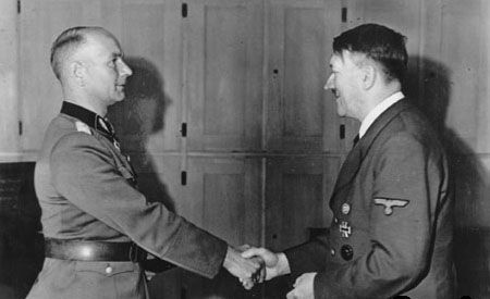 希特勒親自為庫姆頒發橡葉騎士鐵十字勳章