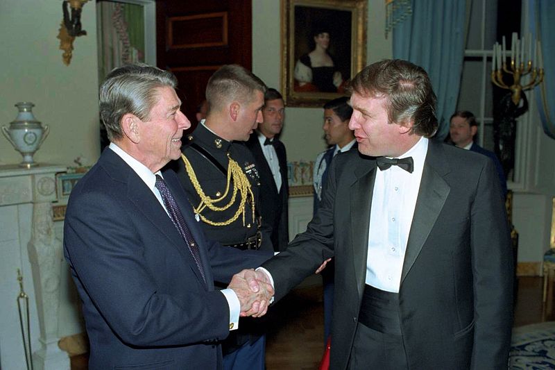 1987年在白宮與里根握手
