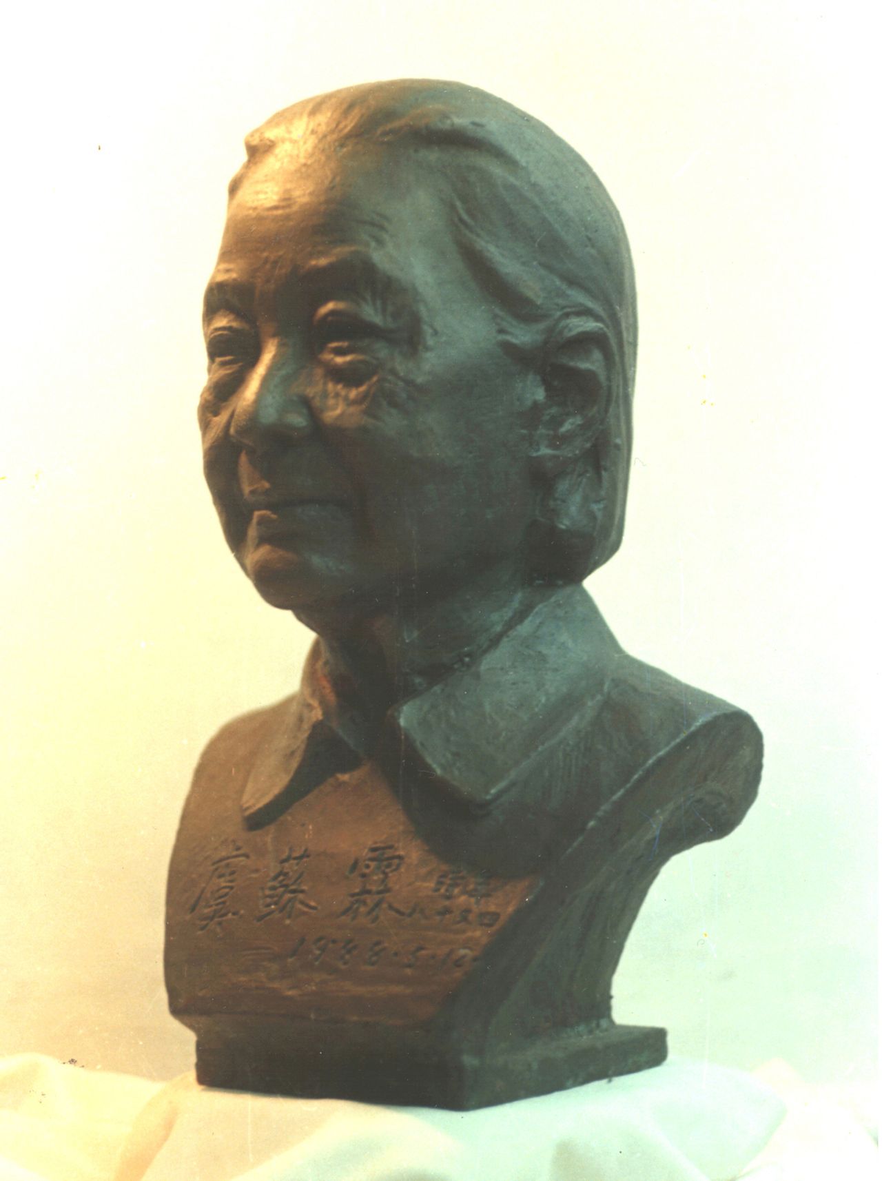 青銅雕塑《母親》  1986