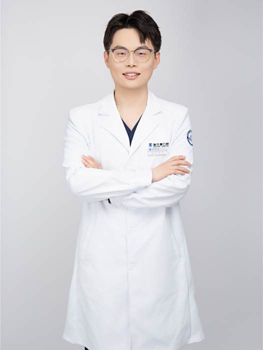鄧立(雅貝康口腔執業醫師) 鄧立(雅貝康口腔執業醫師)