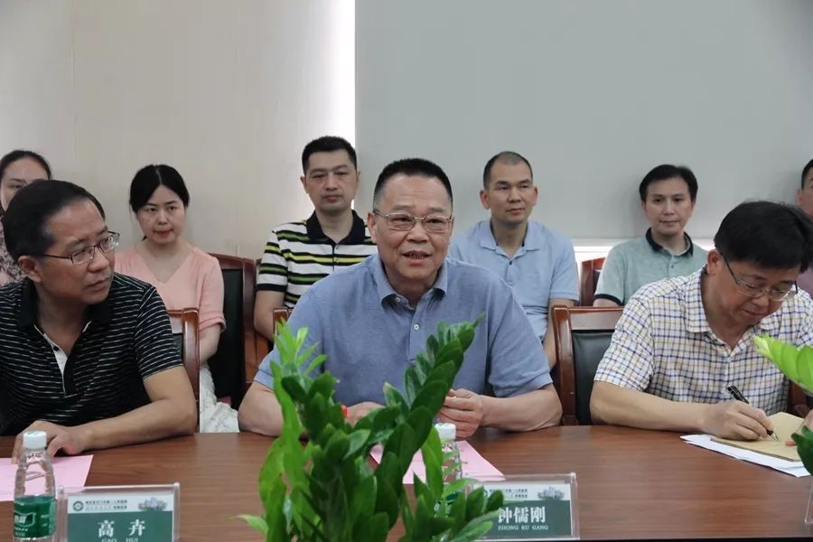 鐘儒剛(湖北科技學院副校長) 鐘儒剛(湖北科技學院副校長)