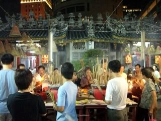 居住在新加坡的華人信徒向神明祈求福德