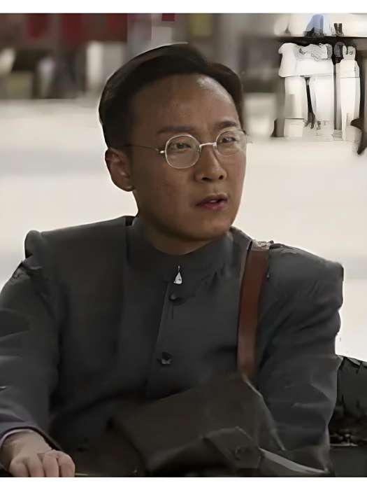 許國璋(電視劇《狐影》中的角色,由甘昀宸飾演) 許國璋(電視劇《狐影》中的角色,由甘昀宸飾演)