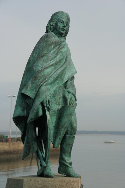 Jean Fréour 製做的皮埃爾·布格全身銅像