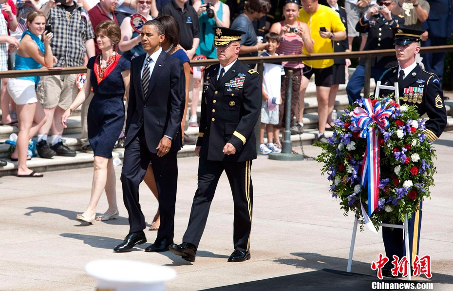 美總統歐巴馬在阿靈頓國家公墓敬獻花圈