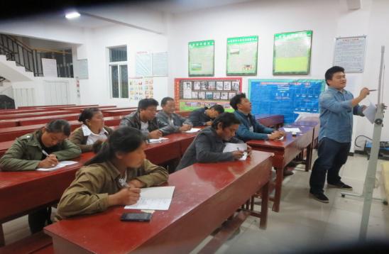 2015年5月墨脫村“村幹部文化素質提升工程授課現場