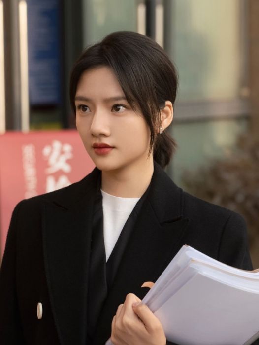 秦睿(電視劇《我們與法庭的距離》中由任敏飾演的女律師) 秦睿(電視劇《我們與法庭的距離》中由任敏飾演的女律師)