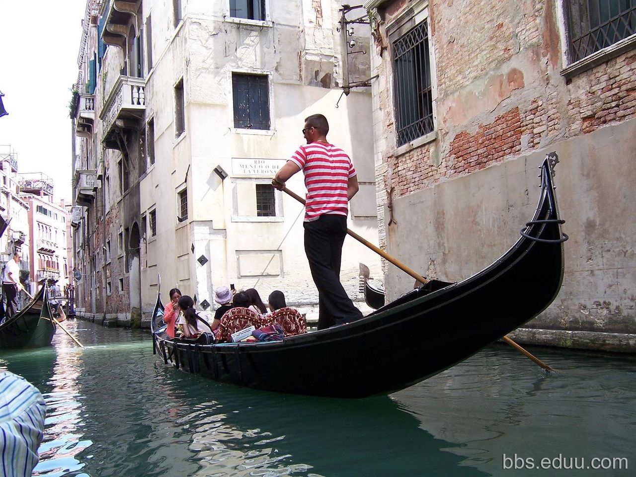 船夫搖著貢多拉穿行在威尼斯水道