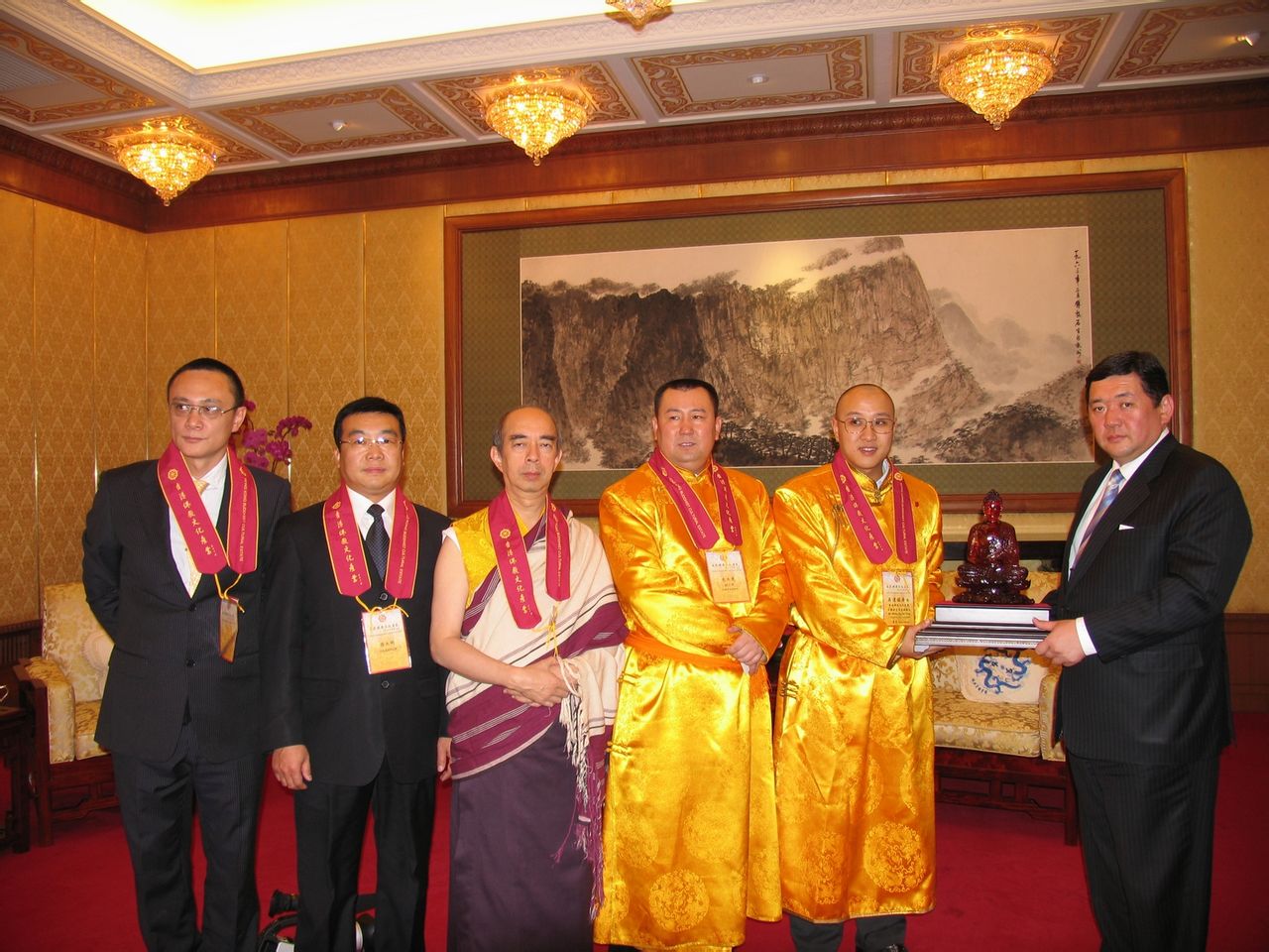 蒙古國總理收藏產業贈送的琉璃釋迦牟尼佛像