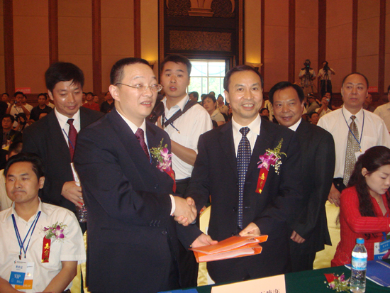 長沙市長陳君文與成清波(左)簽約