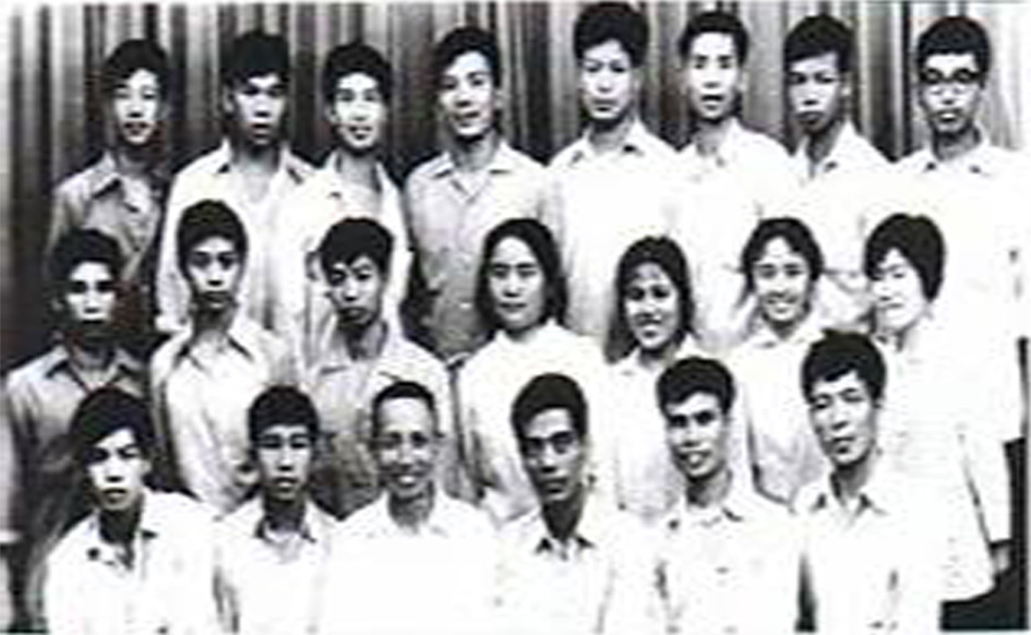 1974年劉富業和同學們與啟蒙恩師陳永鏘合影