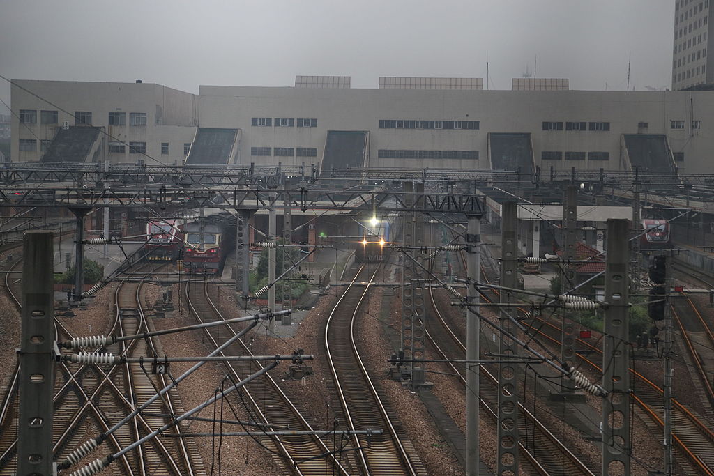 2015年11月，杭州站內待發的列車