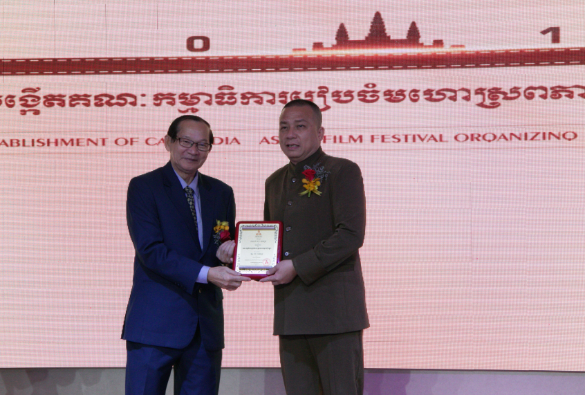 高棉文化部副部長H.E.Som Sokun為余峙岐先生頒發副主席證書