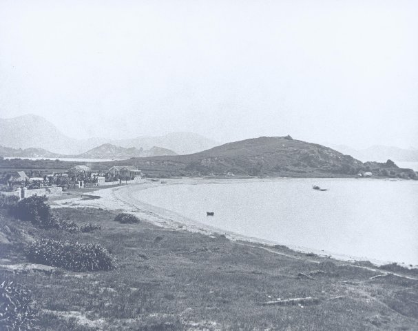 1870年的“尖沙咀灣”，遠處的為黑頭角