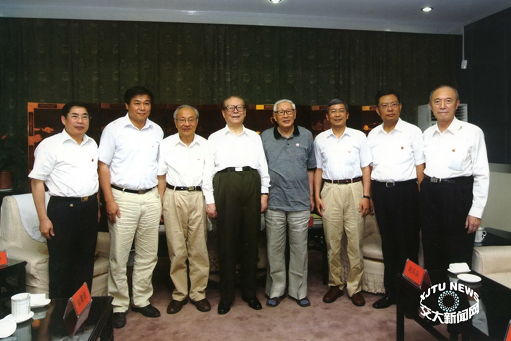 2009年7月2日，江澤民第四次走進母校看望老師蔣大宗教授。