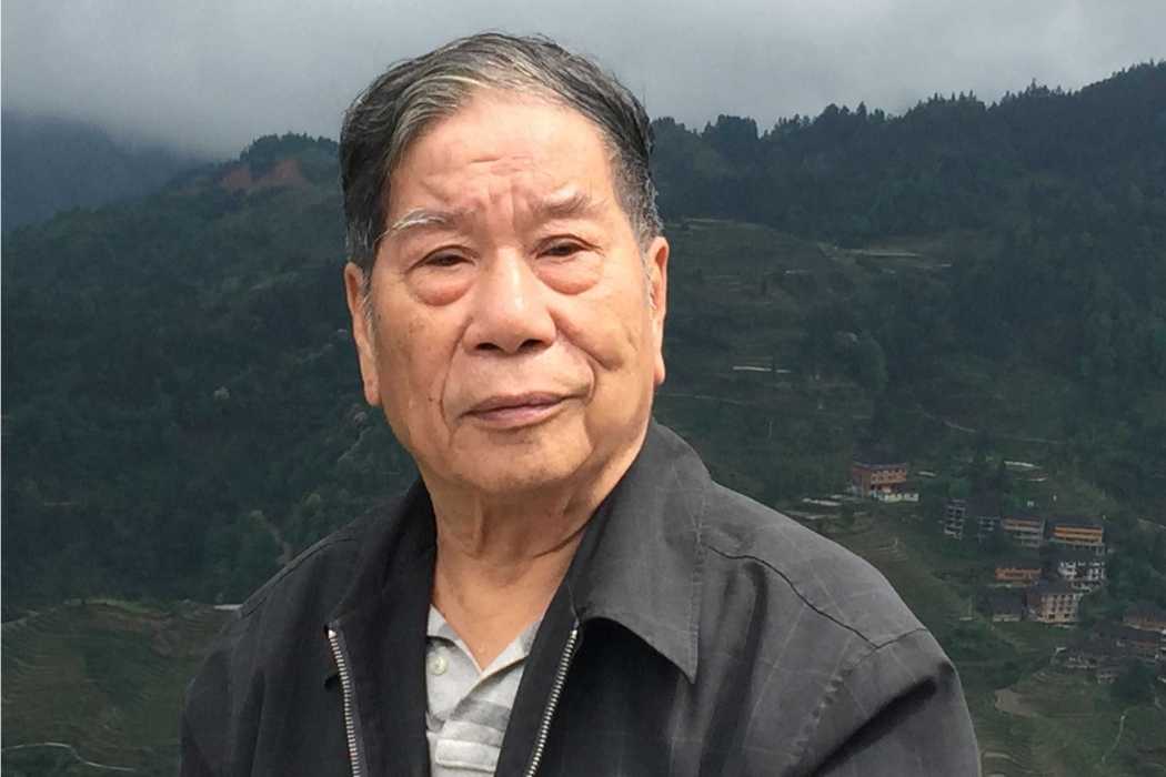 黃長虹(現中國美術家協會會員、中國版畫家協會會員、汕頭畫院畫師,原汕頭工藝美術學校副校長) 黃長虹(現中國美術家協會會員、中國版畫家協會會員、汕頭畫院畫師,原汕頭工藝美術學校副校長)