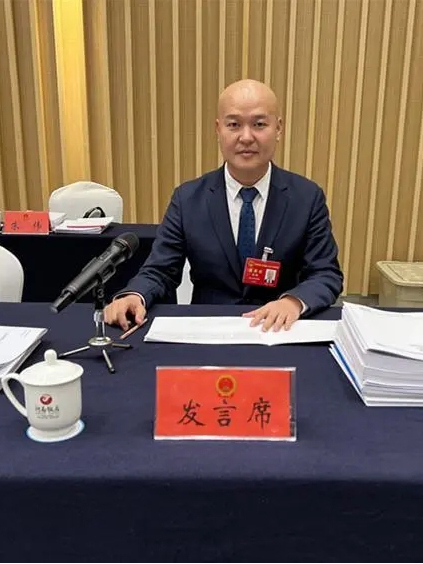 賈輝(河南金豆子蔬菜食品有限公司董事長、河南省第十四屆人民代表大會代表) 賈輝(河南金豆子蔬菜食品有限公司董事長、河南省第十四屆人民代表大會代表)