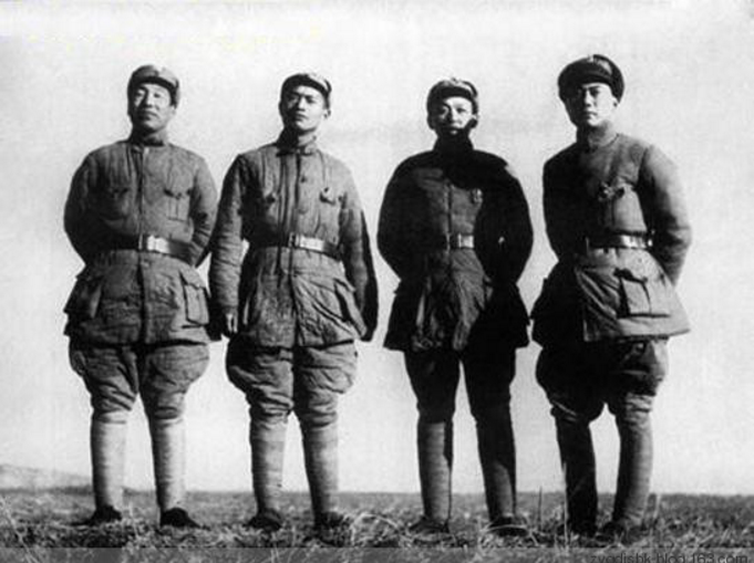 1945年，晉熱遼軍區詹才芳(左三)與李運昌、李中權、彭壽生合影。