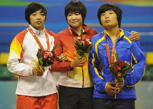 摔跤72公斤三強王佳偉（中）劉媛（左）王娟