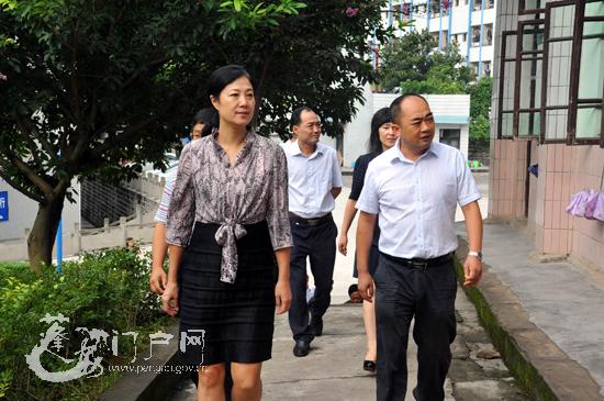 2013年9月3日袁菱（左）在蓬安中學檢查工作