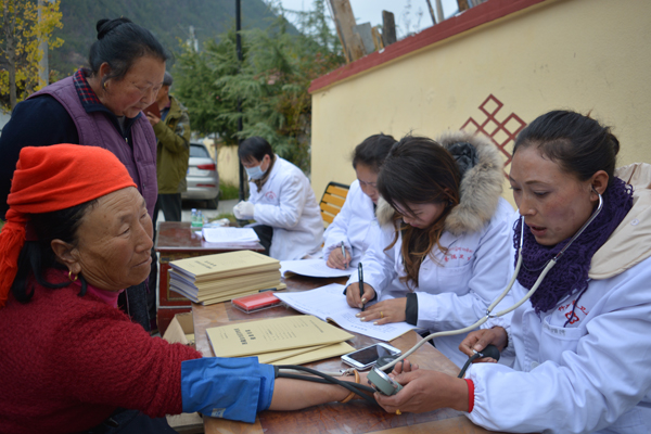 2015年竹瓦根鎮醫務人員為農牧民民眾體檢