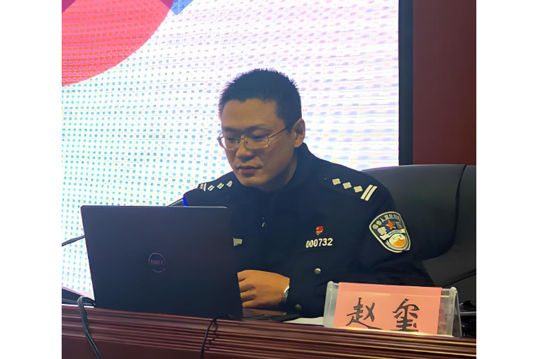 趙璽(江西省公安廳刑事警察總隊信息作戰處行動偵查大隊大隊長、四級高級警長) 趙璽(江西省公安廳刑事警察總隊信息作戰處行動偵查大隊大隊長、四級高級警長)
