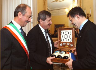 時任歐盟主席普羅迪接受科曼斯主席贈酒