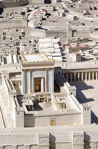 在希律王統治時期 原先的聖殿被不斷擴建成希臘式的衛城要塞
