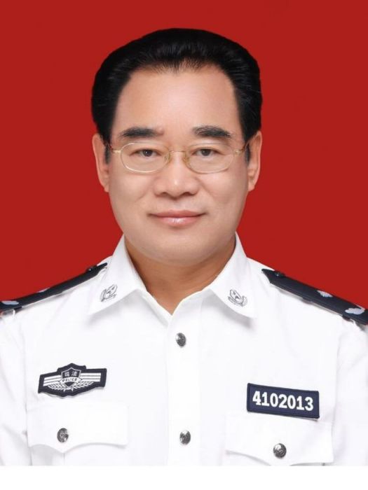 鄭啟立(三級警監、紅色創意書法創始人) 鄭啟立(三級警監、紅色創意書法創始人)