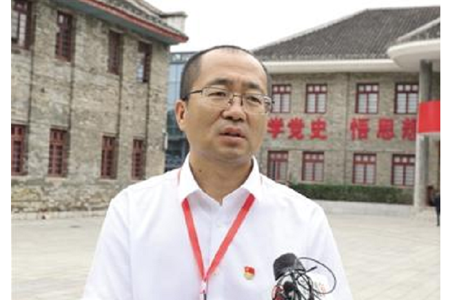 張艷東(貴州盤江精煤股份有限公司黨委副書記、職工董事、工會主席、新聞發言人) 張艷東(貴州盤江精煤股份有限公司黨委副書記、職工董事、工會主席、新聞發言人)