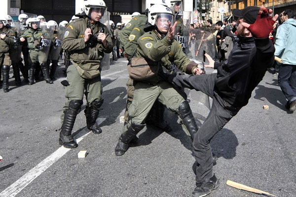 警民衝突，示威者一腳踢向警察!