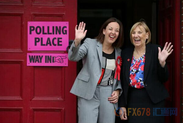 Arlene Forster和蘇格蘭工黨領袖Kezia Dugdale在投票