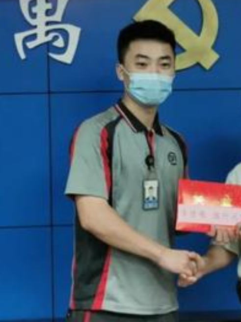 李佳峻(廣州順豐速運公司三堂路營業點一線收派員) 李佳峻(廣州順豐速運公司三堂路營業點一線收派員)