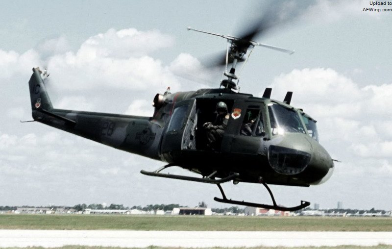 UH-1F，座艙上方的兩個天線頗為醒目