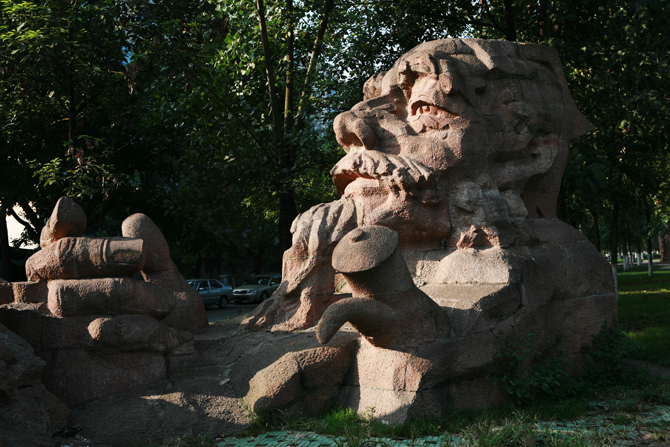 德陽《名人園》內“銅山三蘇”雕塑作者羅平