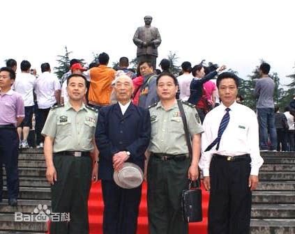 郭興(左2)在湖南韶山